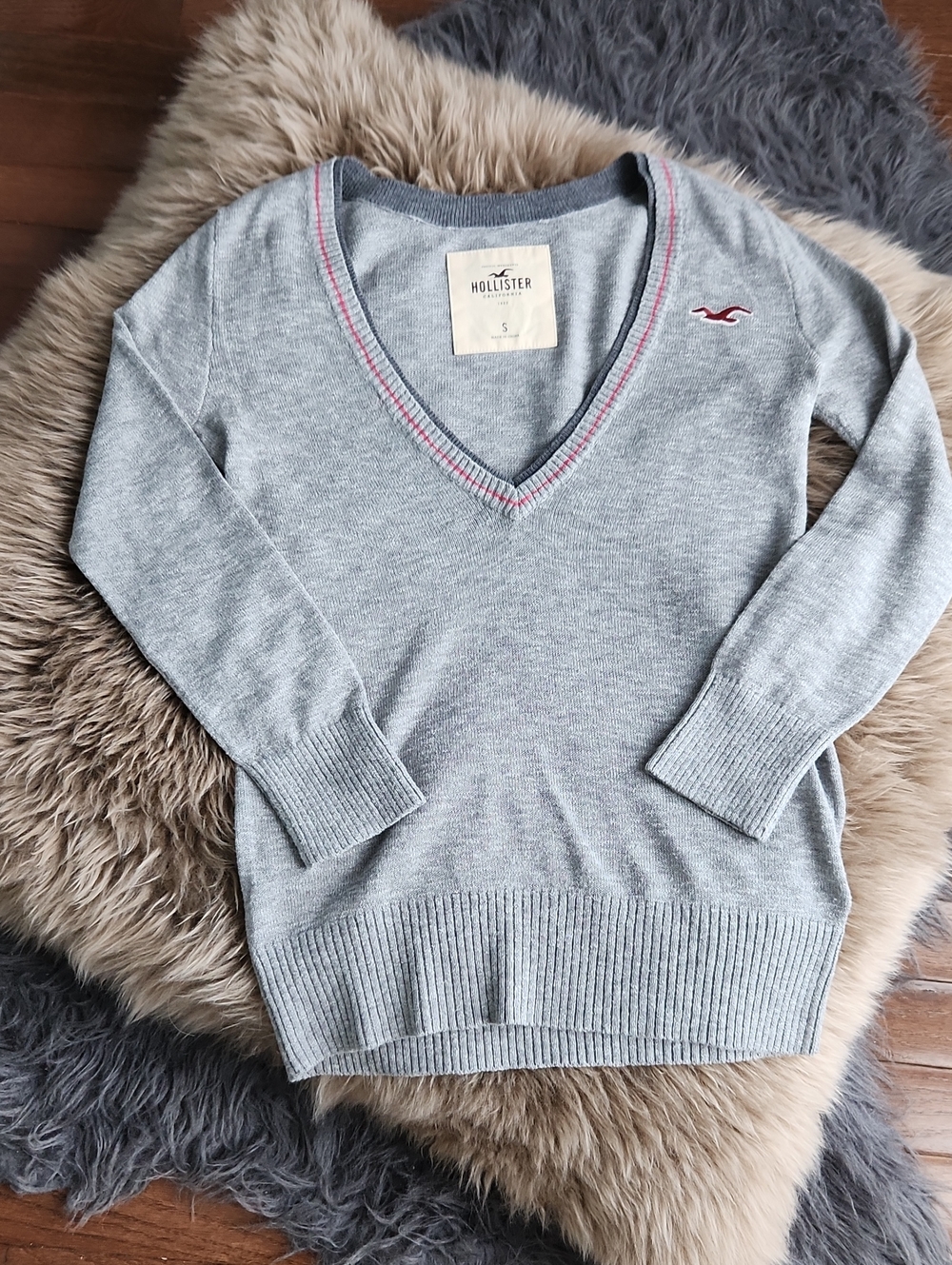 Y2K Hollister 100% Cotton Light Gray V-Neck Knit Sweater with Pink Trim